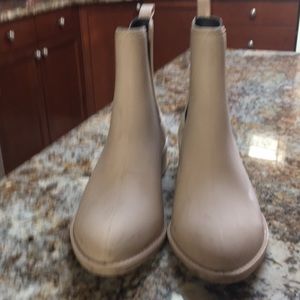 Jeffrey Campbell rain boots size 6. Run big